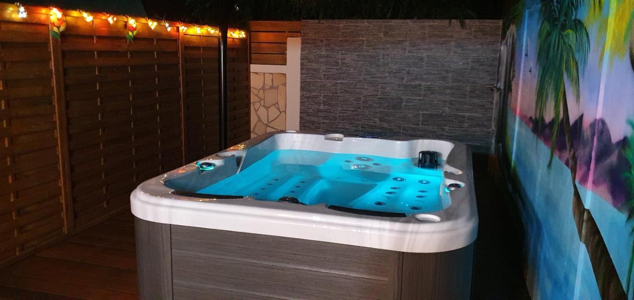 "Chez Claudia "Charmant Logement Avec Jacuzzi Privatif En Toute Intimite Sur Belle Terrasse Exterieure En Bois Et Piscine Courcelles Экстерьер фото