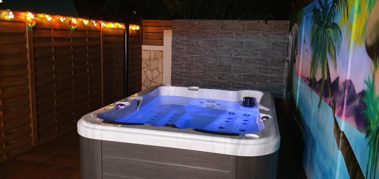 "Chez Claudia "Charmant Logement Avec Jacuzzi Privatif En Toute Intimite Sur Belle Terrasse Exterieure En Bois Et Piscine Courcelles Экстерьер фото