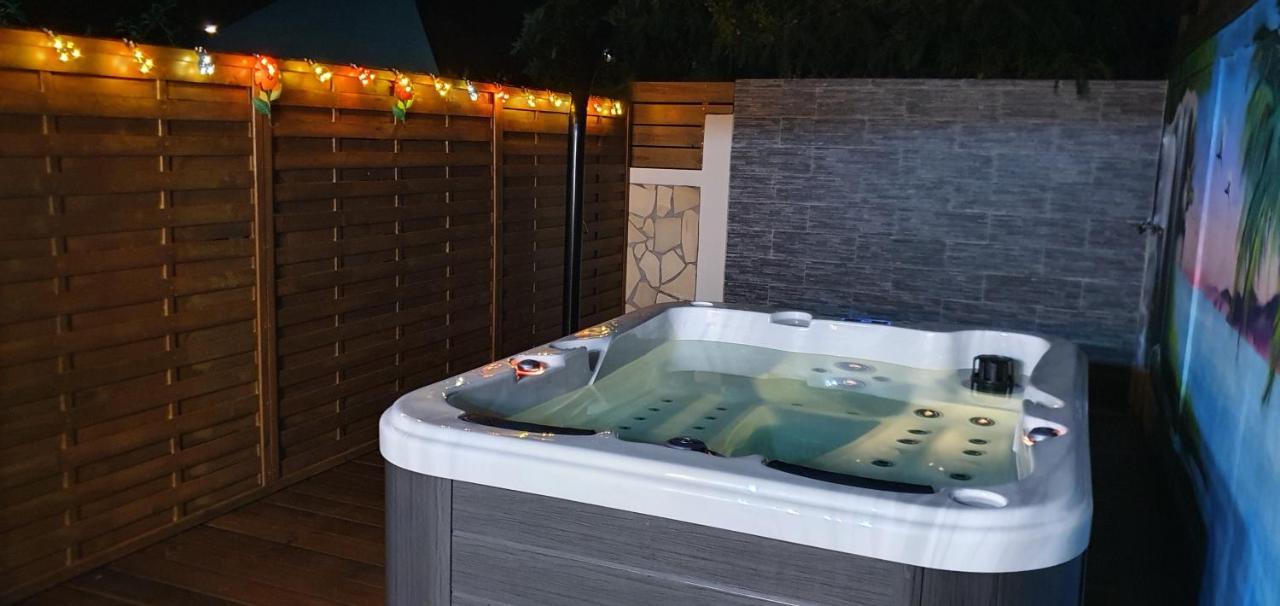 "Chez Claudia "Charmant Logement Avec Jacuzzi Privatif En Toute Intimite Sur Belle Terrasse Exterieure En Bois Et Piscine Courcelles Экстерьер фото